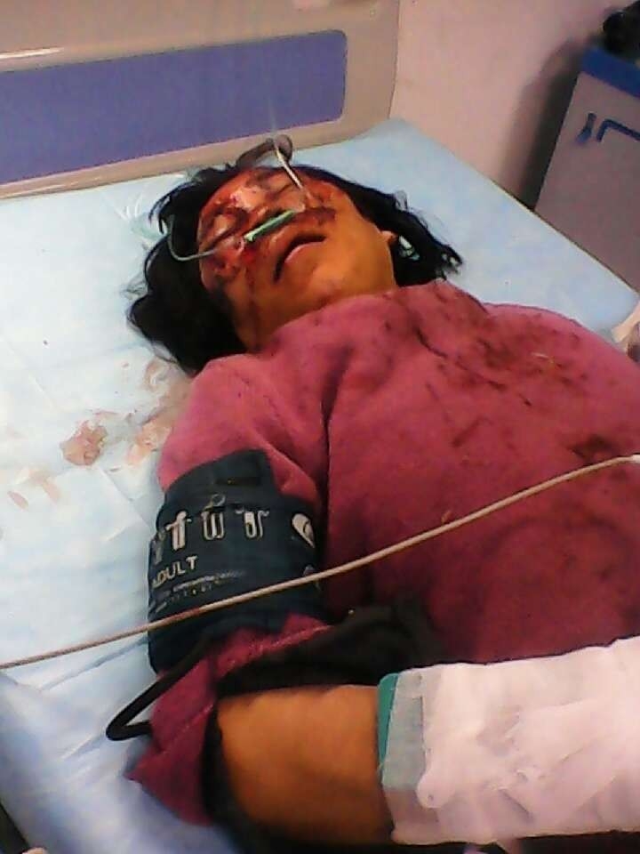 躺在县医院接受治疗的陈成妹